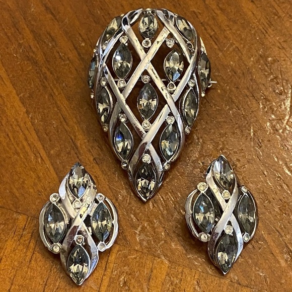 Vintage Basket Brooch and Earrings Set  Rhinestone Shield Silver Set - Picture 2 of 15